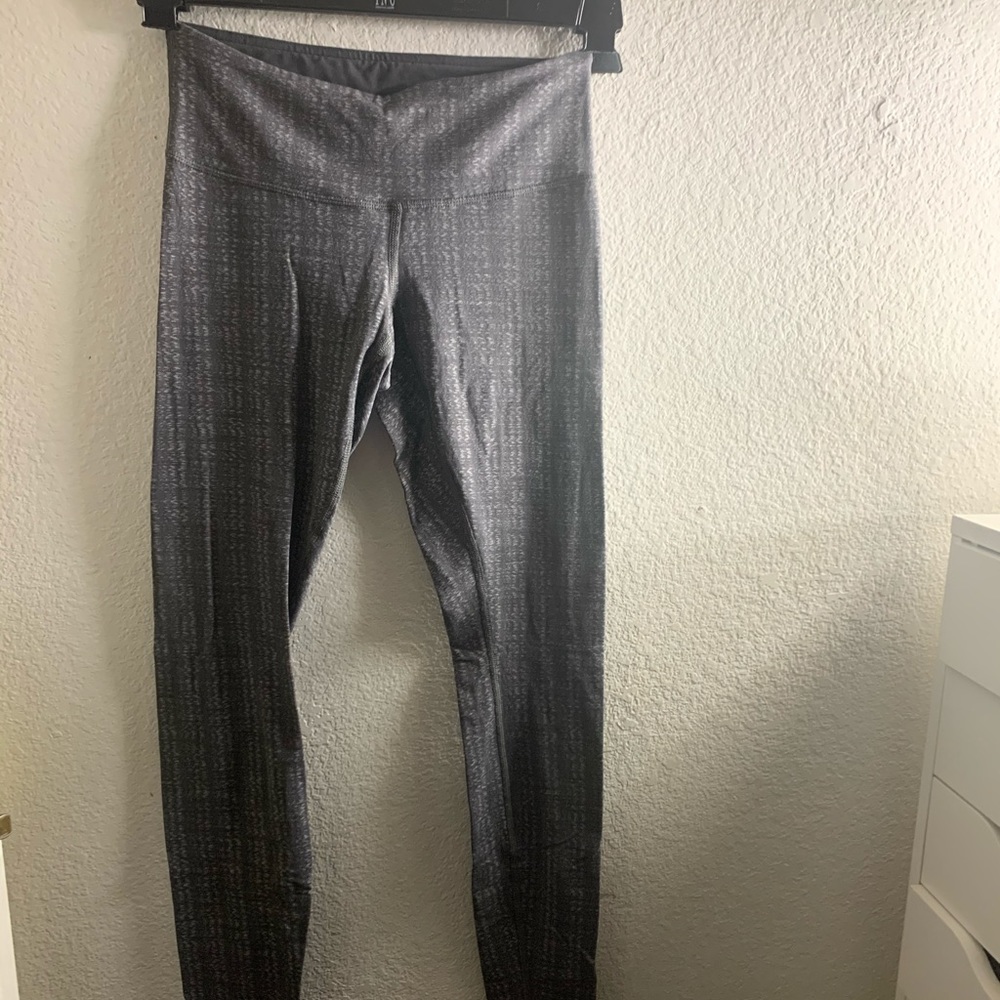 Size 4! Lululemon beautiful grey print leggings😍